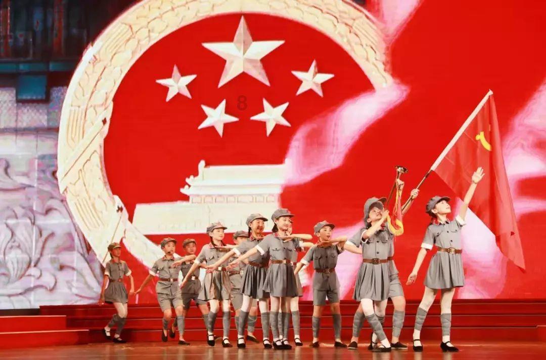 14岁王诗龄杂志大片曝光，李湘王岳伦合体护航，去英国后更洋气